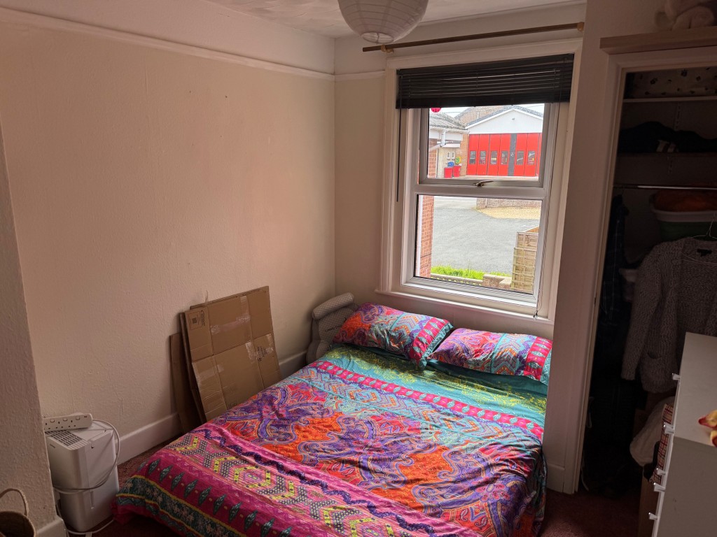 Lot: 81 - FREEHOLD DETACHED MIXED RESIDENTIAL & COMMERCIAL INVESTMENT OPPORTUNITY - Secondary bedroom